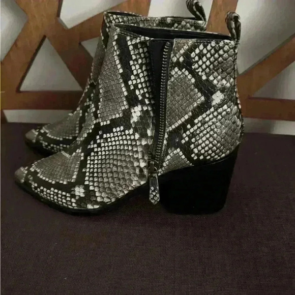 Treasure and Bond Women’s Snake skin booties Size 7M used like a New - Picture 2 of 5